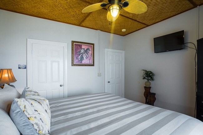 Building Photo - Welcome to this stunning 3-bedroom, 3-bathroom beachfront island oasis in the beautiful Hauula, HI.