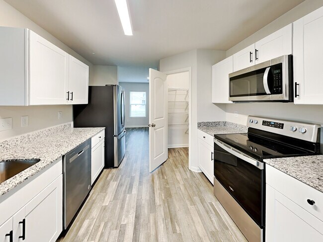 Building Photo - 2905 Shasta Dr