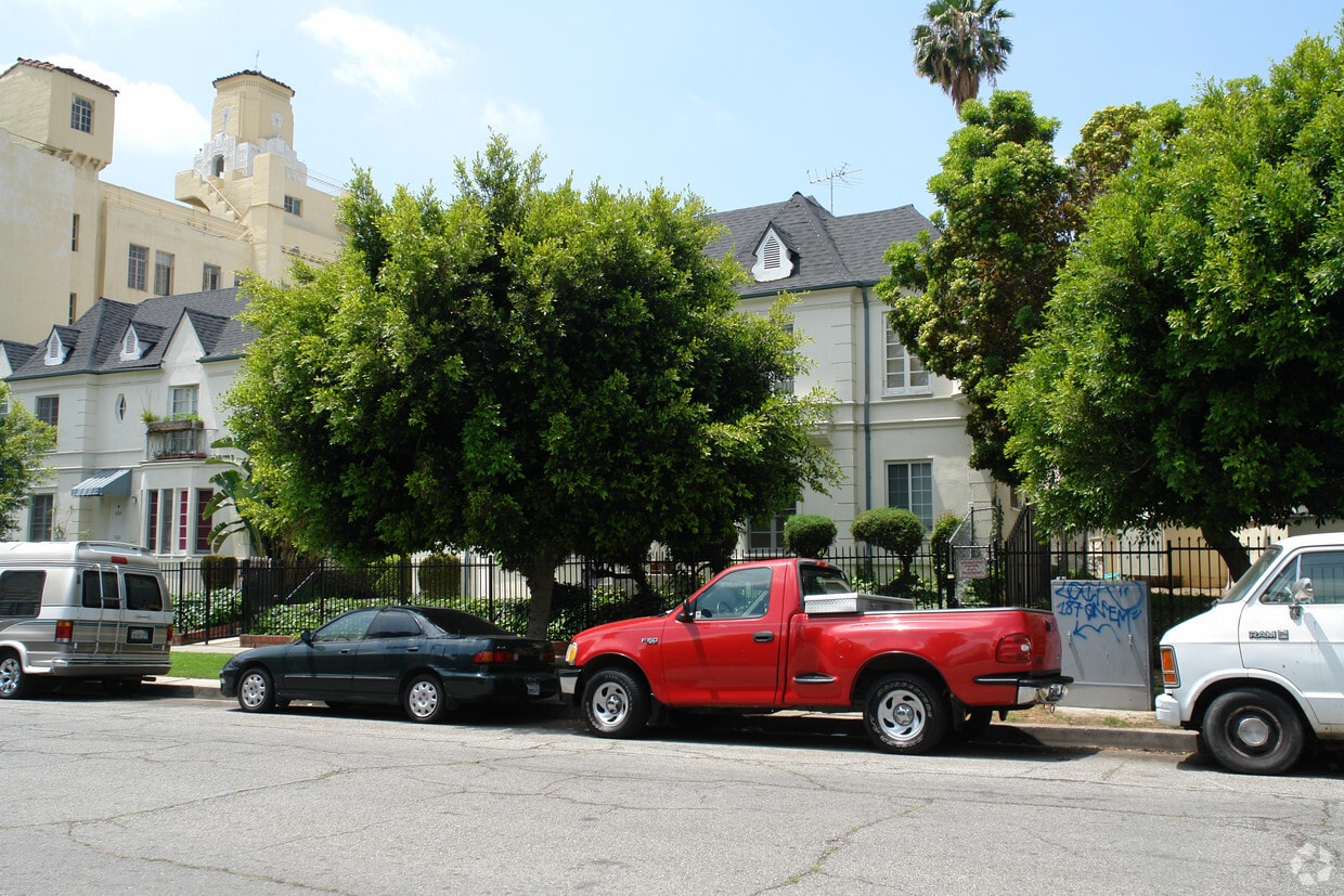 Building Photo - 825 S Serrano Ave