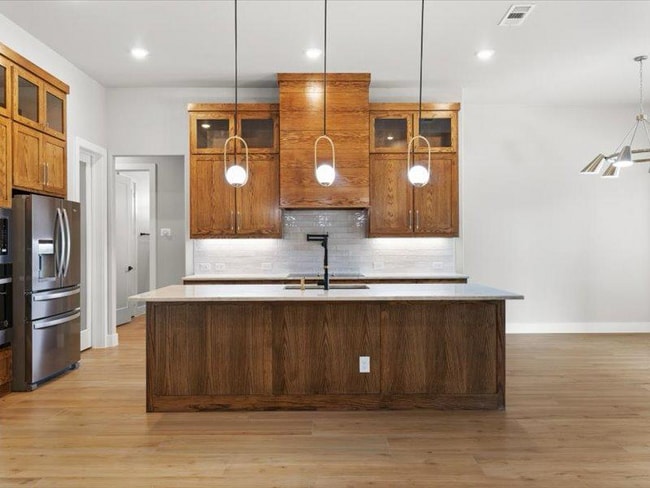 Building Photo - 8101 Oak Hollow Dr