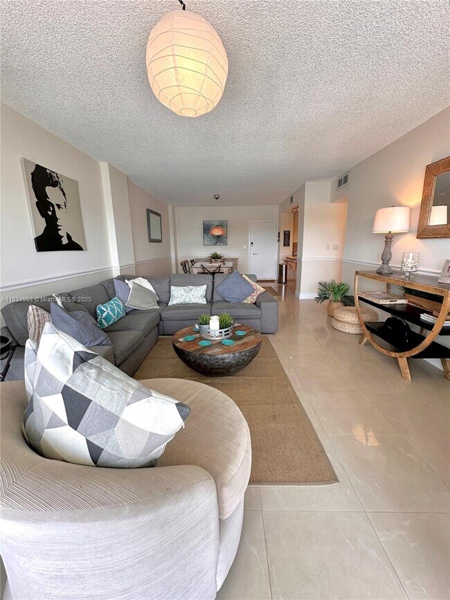 Foto del edificio - 300 Bayview Dr