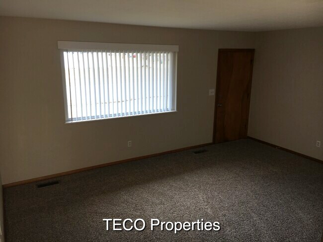 Building Photo - 1460 Hollyview Dr