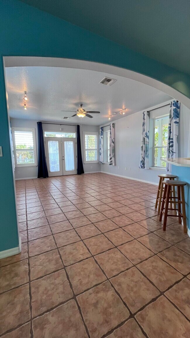 Building Photo - 345 Rockledge Dr
