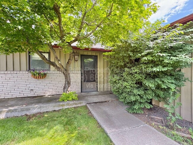 Building Photo - 2707 Fairway Dr