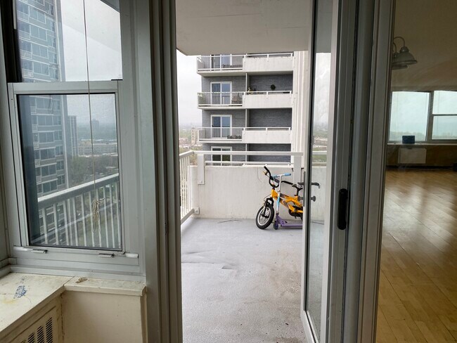 balcony - 4250 N Marine Dr