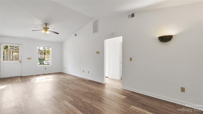 Foto del edificio - 3733 Oakwood Rd