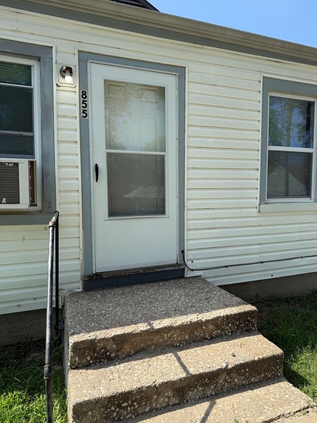 Primary Photo - Charming 2-Bed End Unit in Quiet Quadplex-...