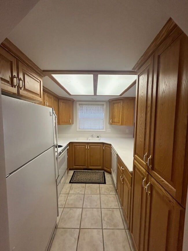 Building Photo - 3 Bedroom / 2 Bathroom in Swiss Oaks, Midway!