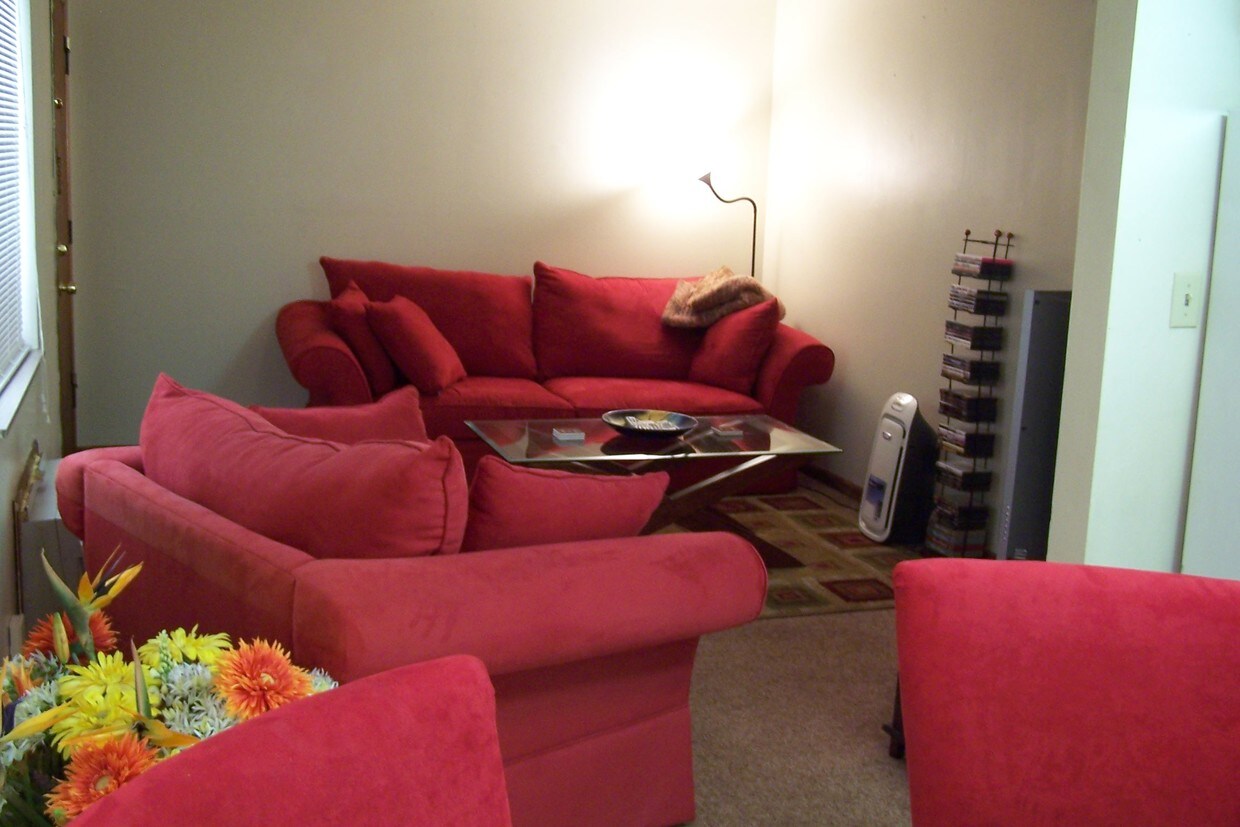 living room - 1539 Highland Ave