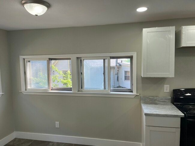 Building Photo - 13 Layton St