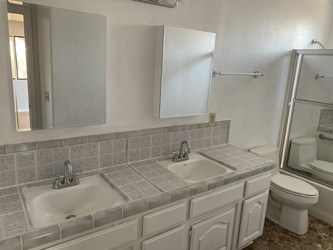 Building Photo - 825 Raaberg Way