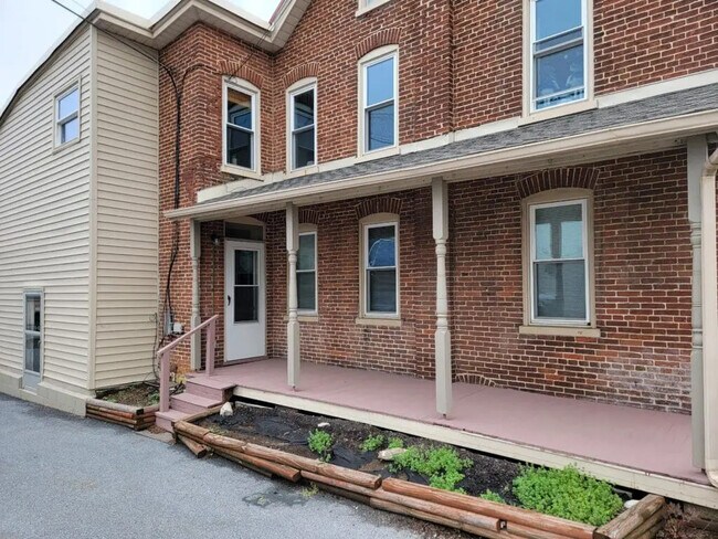 Foto del edificio - 317 W Main St