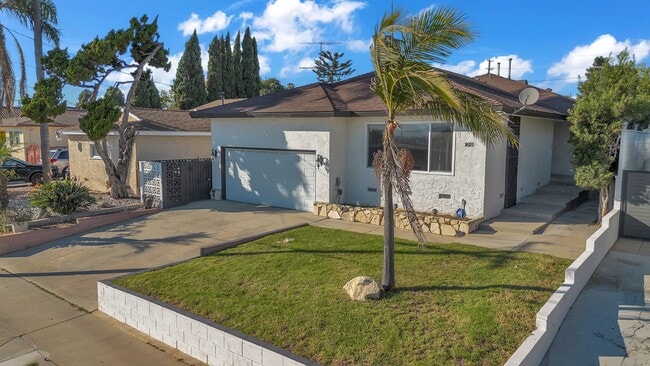 Photo - 1621 W 122nd St House