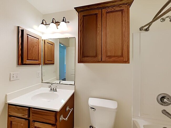 Building Photo - $1,000 off first month. Pre-lease special....