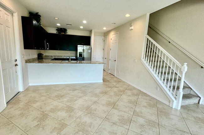 Building Photo - 647 SW Glen Crest Way