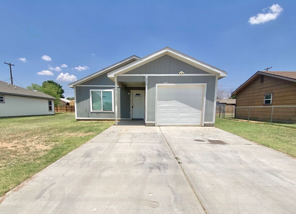 Foto principal - 3 bed and 2 bath available near Estacado H...