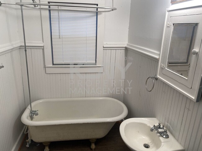 Building Photo - Charming 3 bed 2 Bath house now avalible!