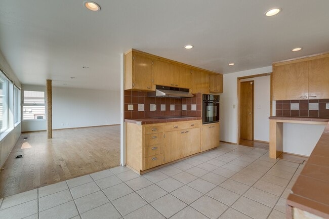 Building Photo - Water View Kirkland home West of Market st...