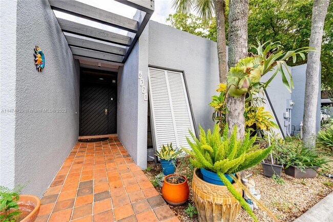 Building Photo - MIAMI LAKES WINDMILL GATE