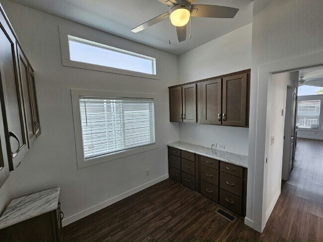 Foto del edificio - 303 N Lindsay Rd