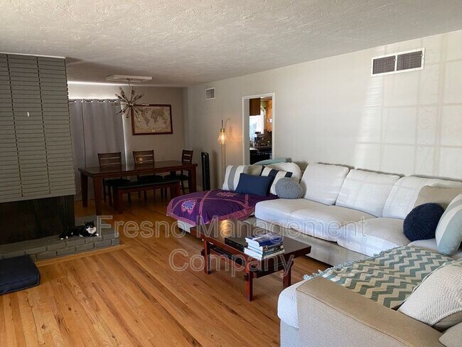 Building Photo - 2639 N Adoline Ave