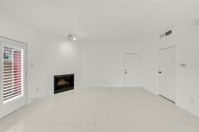 Building Photo - 10855 Meadowglen Ln