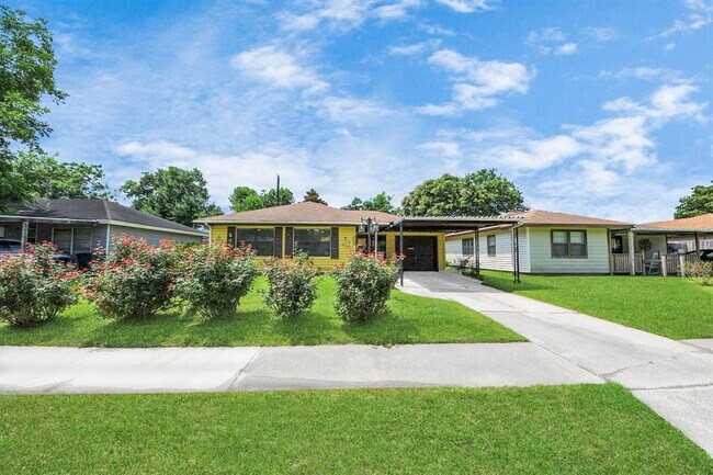 Building Photo - 2404 Grape Ln