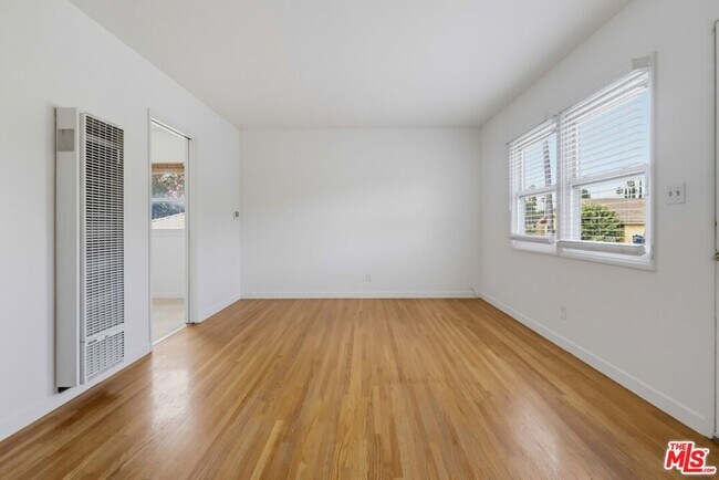 Foto del edificio - 3210 Edward Ave