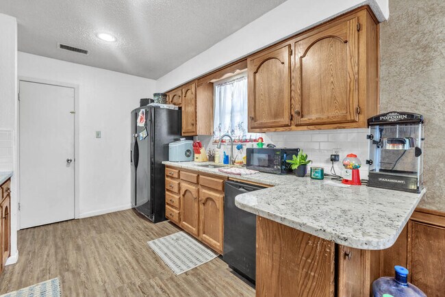 Building Photo - 6539 Amber Dr