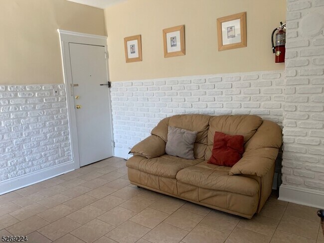 Foto del edificio - 19 Bowers Ln