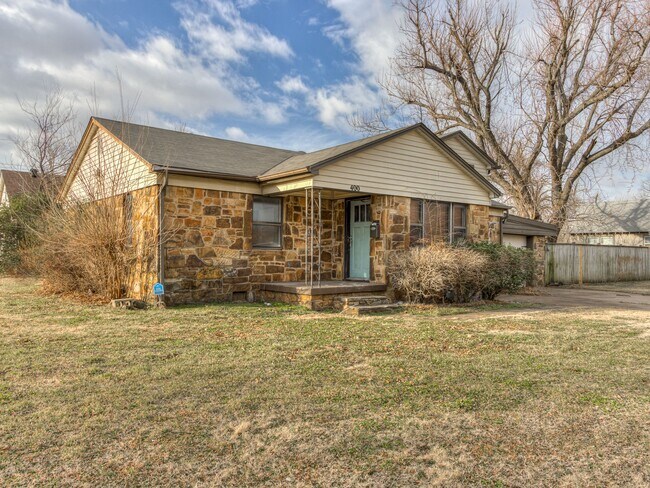 Photo - 400 W Main St House