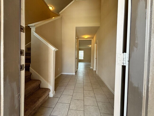 Building Photo - Beautiful Modern Home with Spacious Backya...