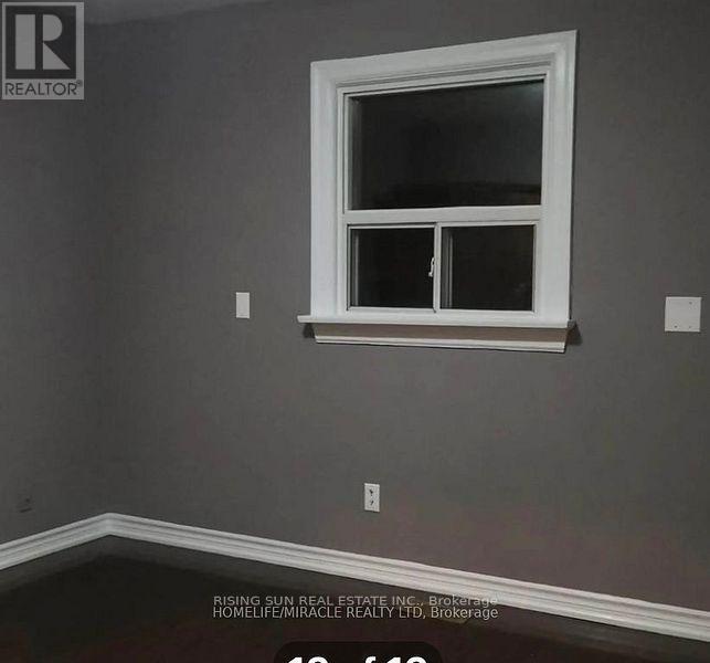 Photo du bâtiment - 121 McMurchy Ave S