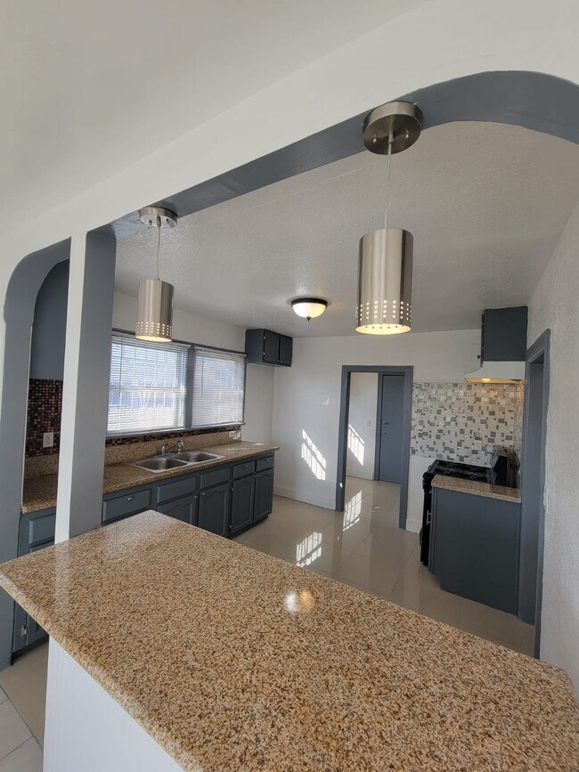 Foto del edificio - 1315 W 101st St