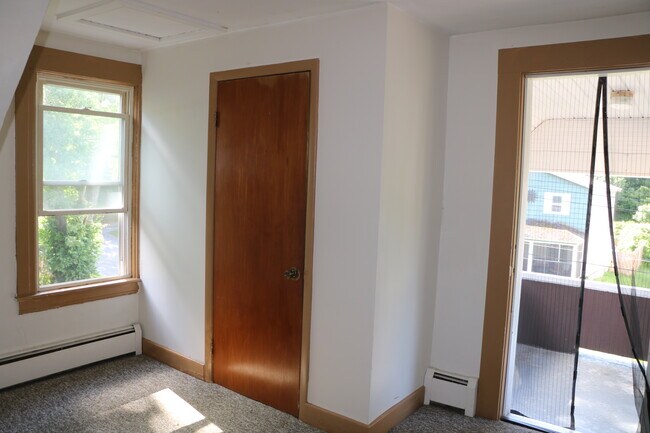 Foto del edificio - 122 Meredith Ave