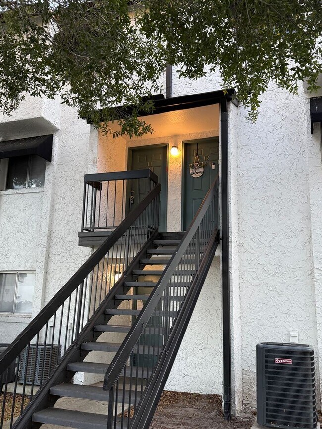 Foto del edificio - Large 2 Bedroom, 1 1/2 Bathroom Condo Available Immediately!