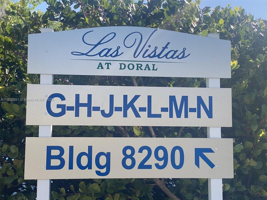 Foto principal - 8290 Lake Dr