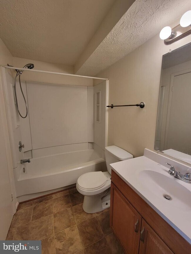 Building Photo - 4400 Groombridge Way