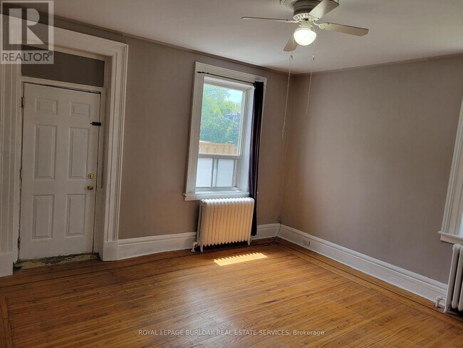 Photo du bâtiment - 303-303 E 19th St