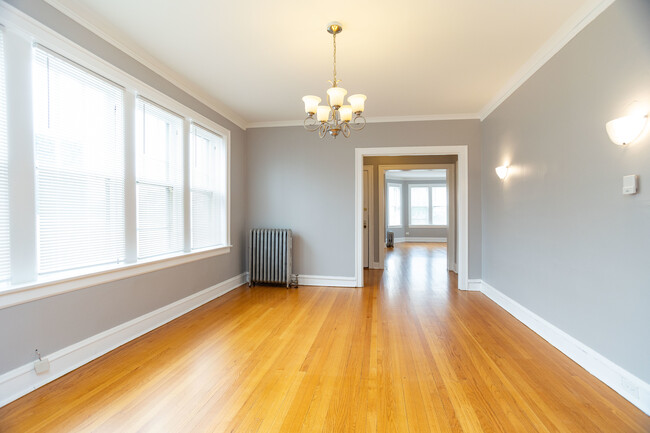 Dining room - 7555 N Claremont Ave