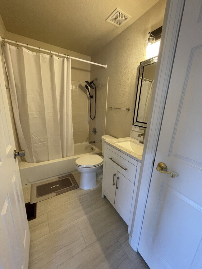 Building Photo - "Charming 3-Bed Duplex with Granite Touch & Finished Basement in Lakewood!"