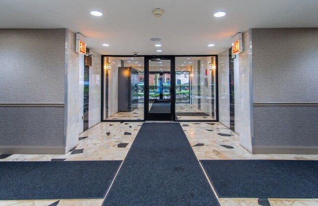 Building Photo - 456 W Aldine Ave