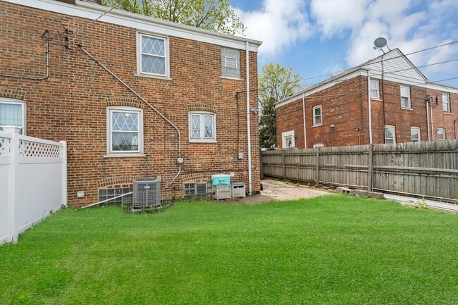 Building Photo - 5156 W 63rd Pl
