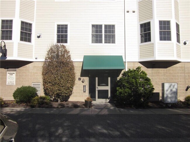 Building Photo - 620 Main St