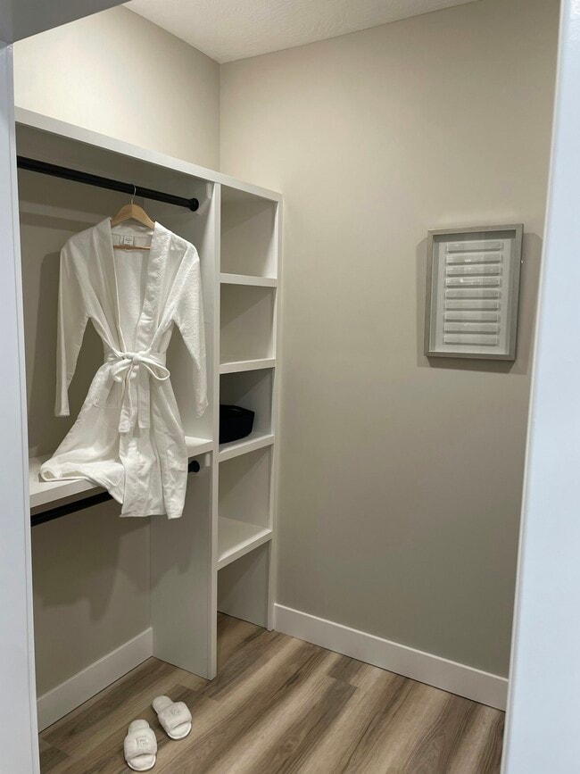 Foto del edificio - 640-688 S Harrison Street, Unit 642