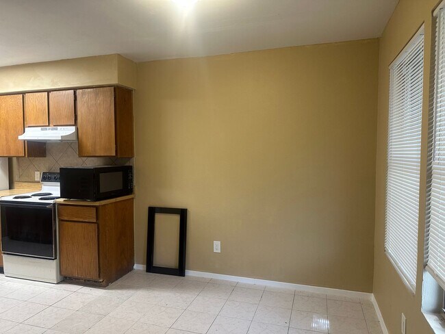 Foto del edificio - NEW IN MANAGEMENT - AVAILABLE NOW