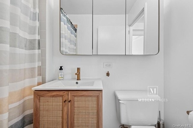 Foto del edificio - 4-74 48th Avenue Unit 21-E