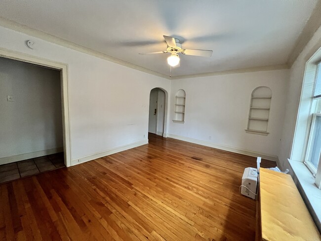 Building Photo - 2546 Central Dr