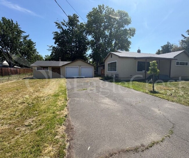 Building Photo - Two Bedroom House with Bonus Room Located ...