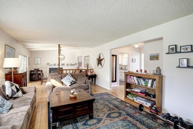 Foto del edificio - Great Central Davis 3 bedroom 2 bath home